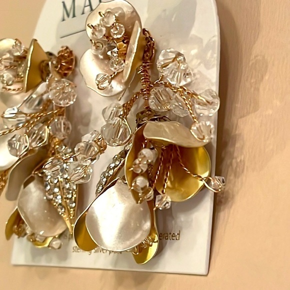 Brand New MacRae & Co. Dripping Floral Cluster Post Earrings Pale Gold Sparkly - Picture 6 of 14